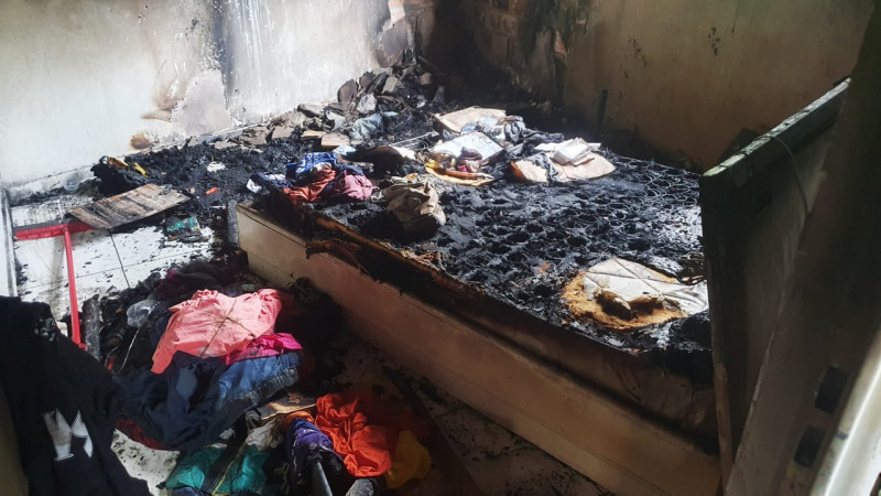 Incêndio teve ínicio na cama do casal  - (Jailson Soares/O Dia)