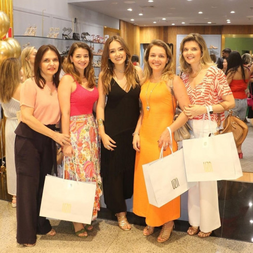 #Convidados - Um click da empresária Júlia Tajra Sobral, que recebeu familiares e amigos em noite de 31/10 em comemoração dos dois anos da loja Uza Teresina no Teresina Shopping. Chics!!! - (Divulgação)