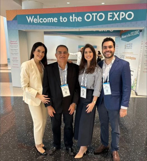 Family - Um click dos otorrinos Mariana Santos Magalhães, Flávio Santos, Maria Fernanda Santos e Flávio Santos Filho participam em Miami do Congresso da Academia Americana de Otorrinolaringologia. Chics!!! - (Arquivo Pessoal)