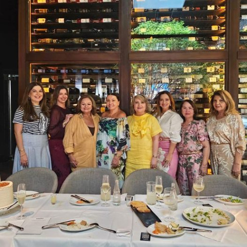 #Migas -Um click das queridas Ângela Canuto, Darialice Vasconcelos, Dolores Gonçalves, Graça Mota Freire, Liana Mota Portela, Olívia Nogueira, Valdenê Albino e Marlucia Costa celebrando a amizade e a vida da querida Liana Portela em tarde de almoço em Teresina. Chics!!! - (Arquivo Pessoal)