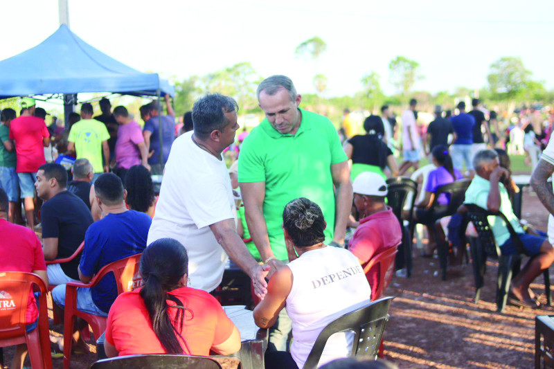 Wilson Capote , vem se consolidando um  forte nome para a Assembléia Legislativa do Piauí na eleição de 2026. No registro cumprimenta populares presentes na localidade São José em José de Freitas, no sábado (25) durante Campeonato de Futebol. - (Arquivo Pessoal)