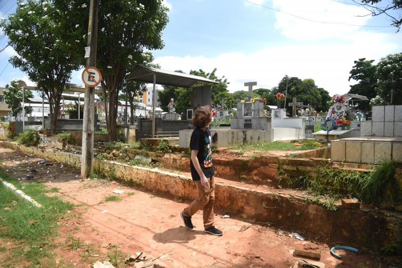 Muro desabou no Cemitério da Vermelha  - (Assis Fernandes/O Dia)