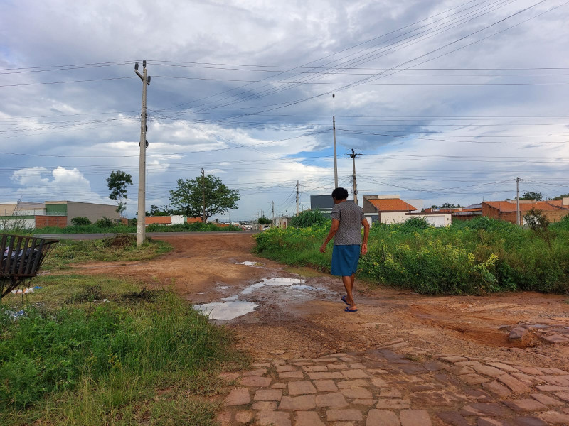 Moradores do bairro Joia, em Timon, convivem há quatro anos com buracos e lama - (Nathalia Amaral/O Dia)