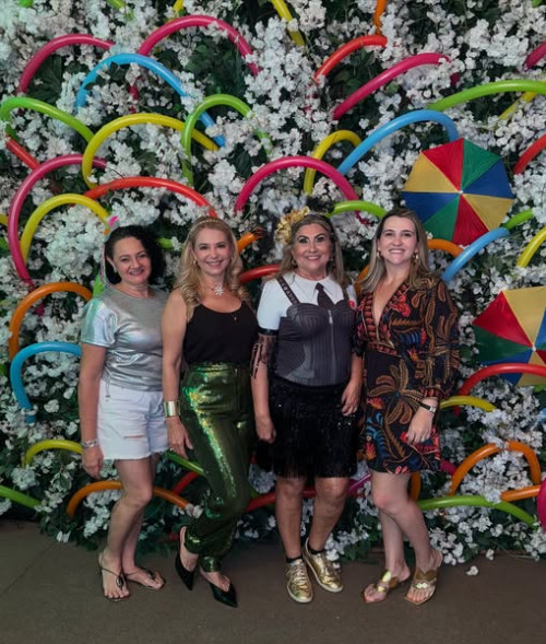 #Carnafeijão -- Um click das queridas, Mônica Soares, Regina Célia Bezerra, Lysbela Freitas, Regina Célia Bezerra e Milena Tajra, na Festa do Rotary Club de Teresina Fátima em tarde beneficente com o Tema - Carnafeijão 2025, realizado em espaço badalado. Chics!!! - (Luciêne Sampaio)