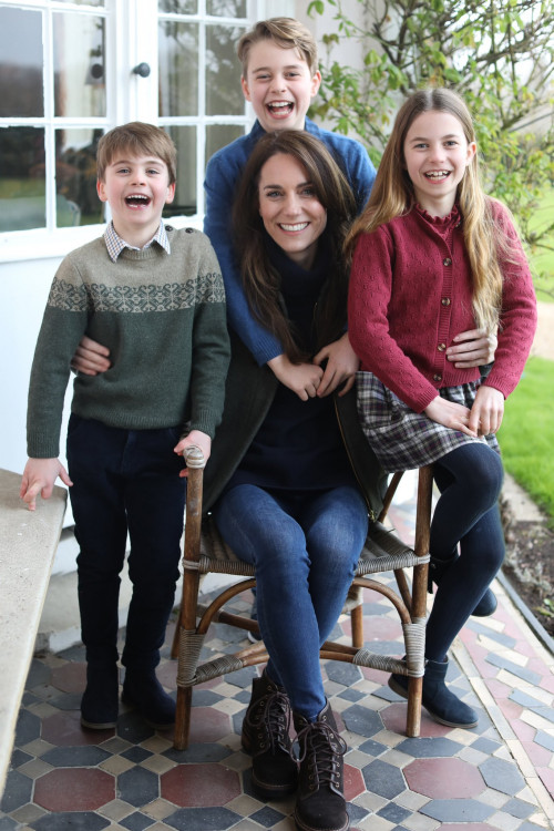 Kate Middleton pede desculpas após manipular foto com a família - (Divulgação/Palácio de Kensington)