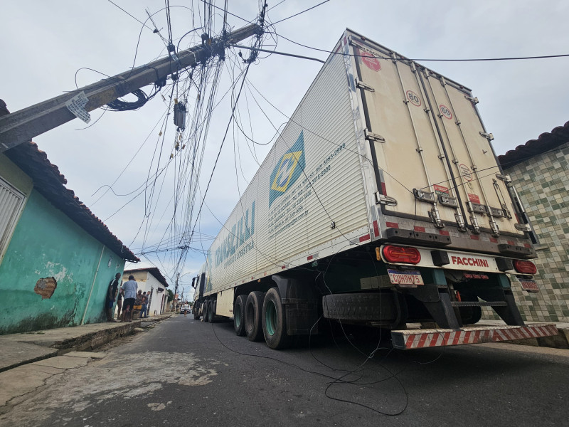 Caminhão derruba quatro postes e moradores tentam saquear a carga