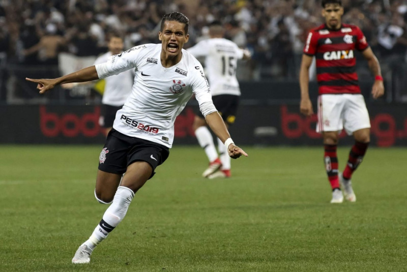 Flamengo e Corinthians se enfrentam pelo Brasileirão neste sábado (11); veja onde assistir