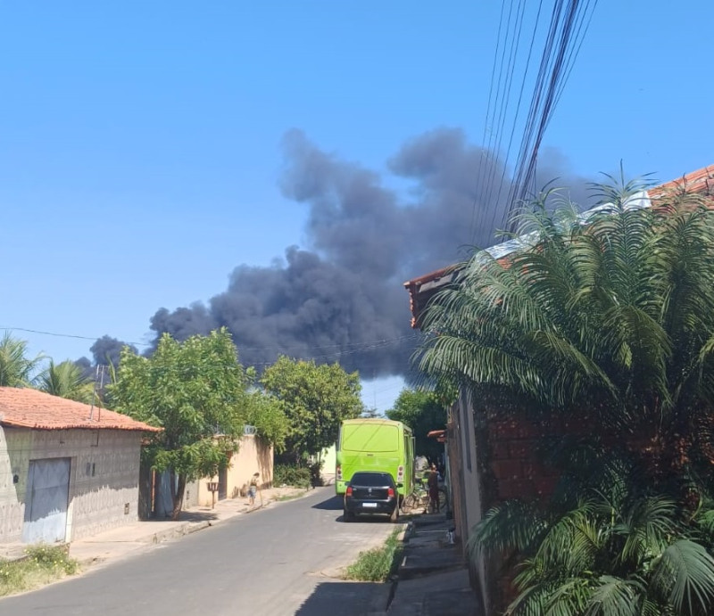 Incêndio atinge cooperativa de recicláveis na Santa Maria da Codipi - (Reprodução/redes sociais)