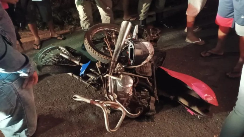A motocicleta que mãe e filho estavam ficou completamente destruída - (Reprodução/redes sociais)