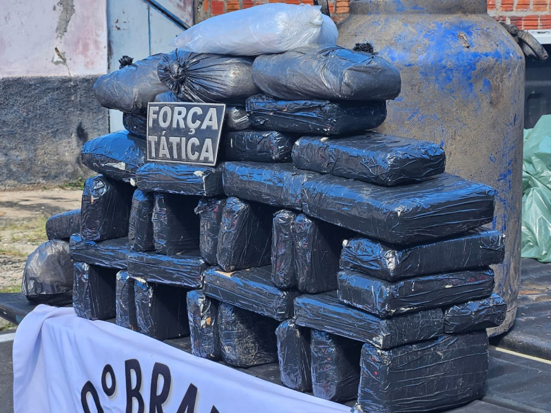 PM apreende 40 kg de drogas enterrados em barril na zona norte de Teresina - (Jailson Soares / O DIA)
