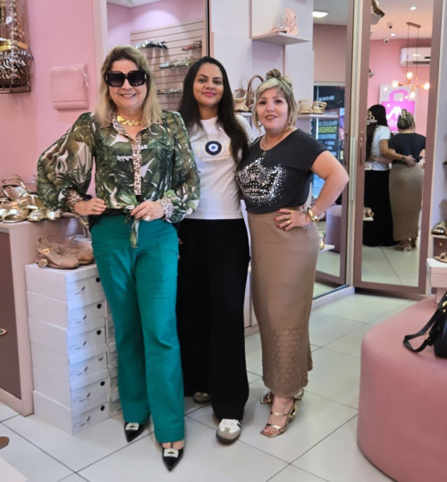 #DiadeVisita - Um click com a querida professora e empresária Clemilda bandeira na loja @shoes_della_ conferindo a nova Coleção de Sapatos. Chics!!! - (Luciêne Sampaio)