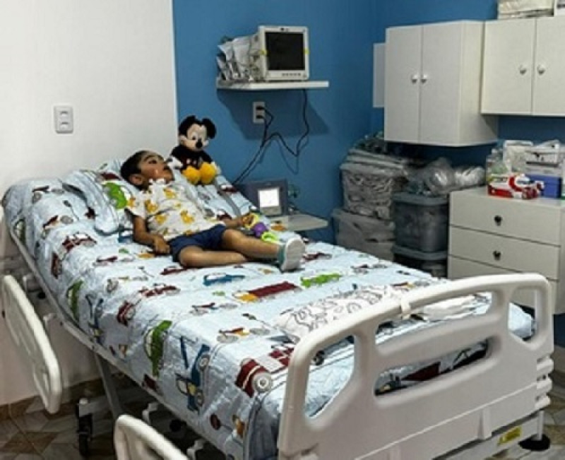 Criança que morou 6 anos em hospital para tratar doença rara recebe alta em Teresina