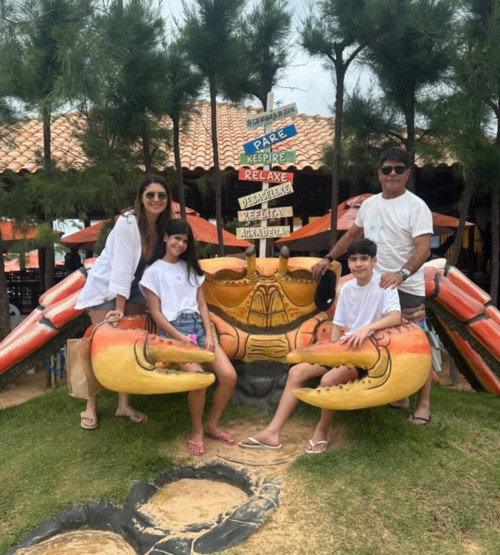 #Family #Férias - "Vacation! Caranguejo do Olavo em Natal… Eu, Miss Polly, Maria 06 e Gabriel 07. Não eh como o caranguejo de Luís Correia, mas eh massa!" Peter Ferreira. Chics!!! - (Arquivo Pessoal)