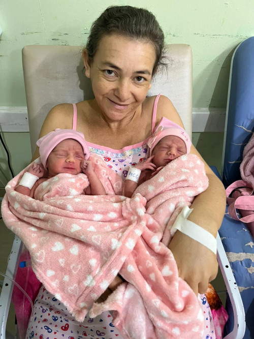 Lucineide Rodrigues com as filhas recém-nascidas  - (Reprodução/Redes Sociais)