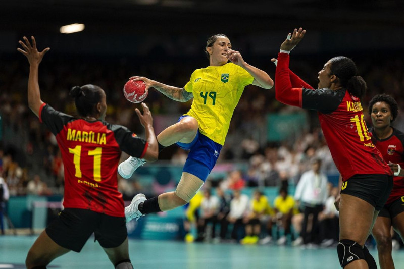 Olimpíadas 2024: Brasil goleia Angola e está nas quartas de final do handebol feminino