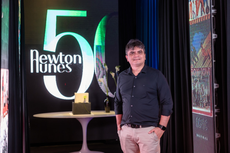 Parabéns para o Dr. Newton Nunes comemorou seu aniversário de 50 Anos com uma festa linda, ao lado de familiares e amigos, no sábado (30/9). Felicidades!!! - (Divulgação)