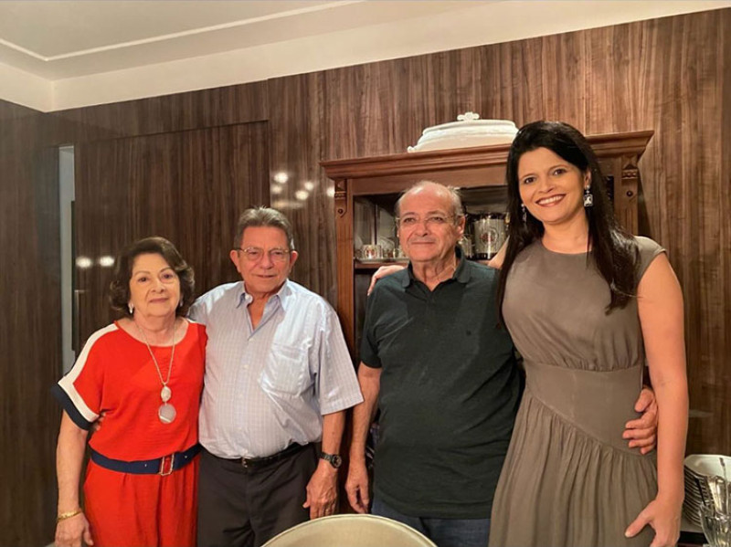 #Amigos - Um click dos queridos Tálita Neiva com o esposo, o prefeito eleito de Porto Alegre do Piauí Avelino Neiva, o prefeito eleito de Teresina Silvio Mendes e sua filha Cristina Mendes em encontro animado. Chics!!! - (Arquivo Pessoal)