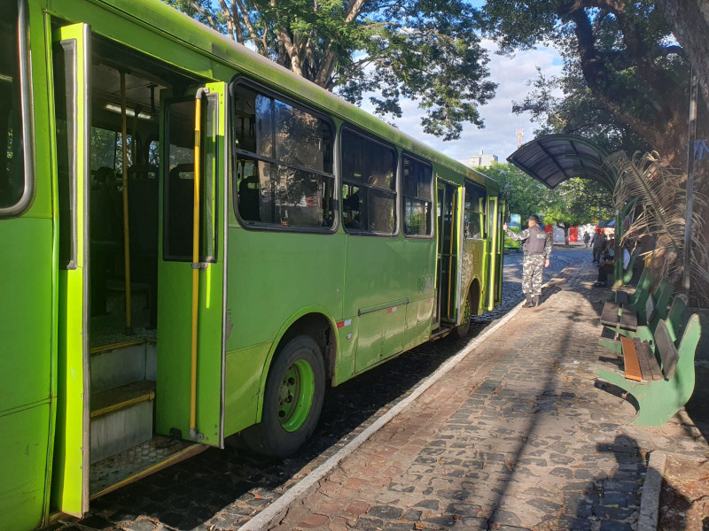 Polícia Militar deflagra operação para reforçar segurança e coibir assaltos em paradas de ônibus - (Divulgação SSP-PI)