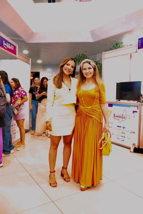 #Palestra - A ex-BBB e atriz Gyselle Soares com a empresária e CEO do Grupo Vanguarda Van Fernandes proferiu palestra na ExpoFavela, no Sesc Cajuína. Chics!!! - (Divulgação)