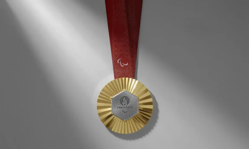 Medalhas de prata, ouro e bronze, respectivamente, que serão distribuídas aos atletas paralímpicos em Paris - (Divulgação/Paris 2024)