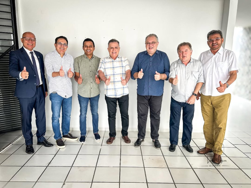 Bancada de deputados do Partido dos Trabalhadores (PT), junto ao ex-governador Wilson Martins e ao presidente da Agespisa, Zé Santana. - (Divulgação )