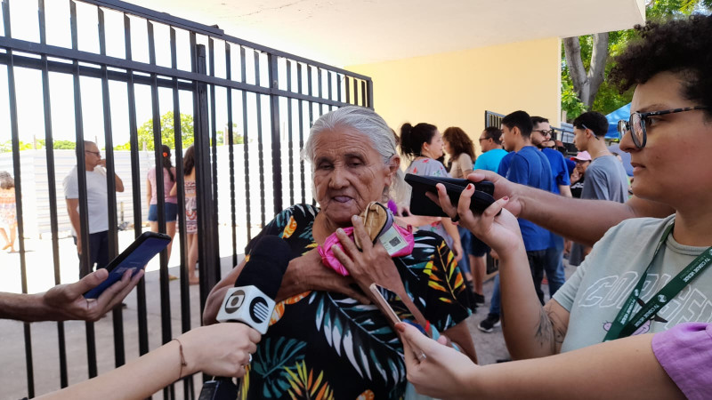 “Antes de Deus me levar, eu vou conseguir”, diz candidata de 73 anos que veio fazer as provas do Enem - (Assis Fernandes/O Dia)