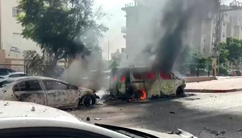Imagens da destruição de um veículo no sul de Israel - (Reproduçaõ Transmissão TV Brasil)