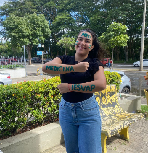 A jovem  Mayanna Barbosa  Agra é pura felicidade pela sua aprovação em medicina na Faculdade Iesvap de Parnaíba. - (Arquivo Pessoal)