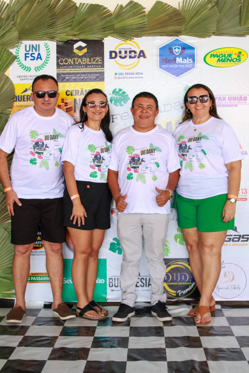 Empresário: Railson Miranda, enfermeira Raquel Miranda Sampaio, Euzinho Daniel Cardoso e professora Raqqueilane Sampaio, meus irmãozinhos adotivos. - (Daniel Cardoso)