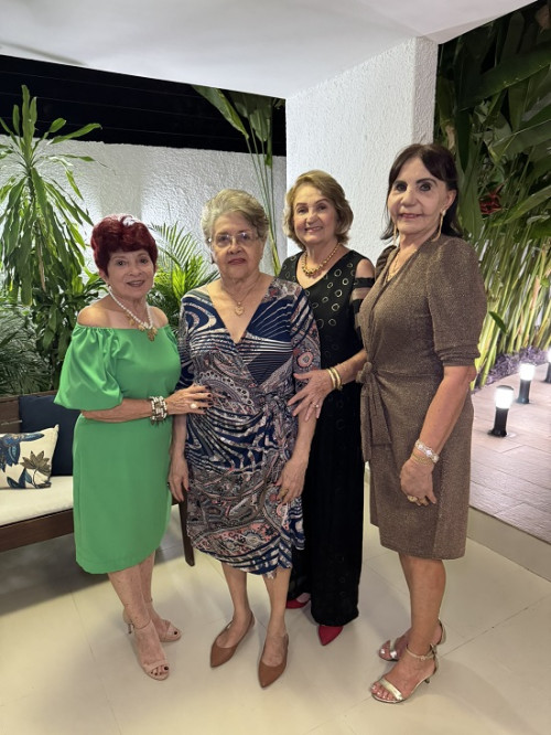 #Reunião - Um click das queridas Naty Silveira, Terezinha Santos, Gracinha Monteiro e Neide Medeiros na reunião do Lótus Clube de Teresina.  Chics!!! - (Arquivo Pessoal)