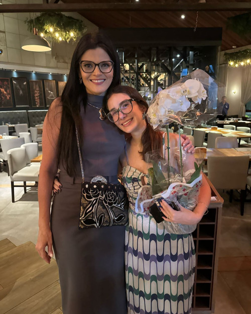 #Surpresa - Parabéns para a aniversariante da segunda-feira (21), Cristina Queiroz Mendes!!! Que foi alvo de comemoração surpresa na noite de 15/4 organizada por algumas amigas. Um click de Cristina com Cristina Soares. Chics!!! - (Arquivo Pessoal)