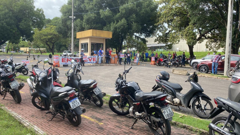 Em greve, servidores fecham portões da UFPI em Teresina - (Reprodução)