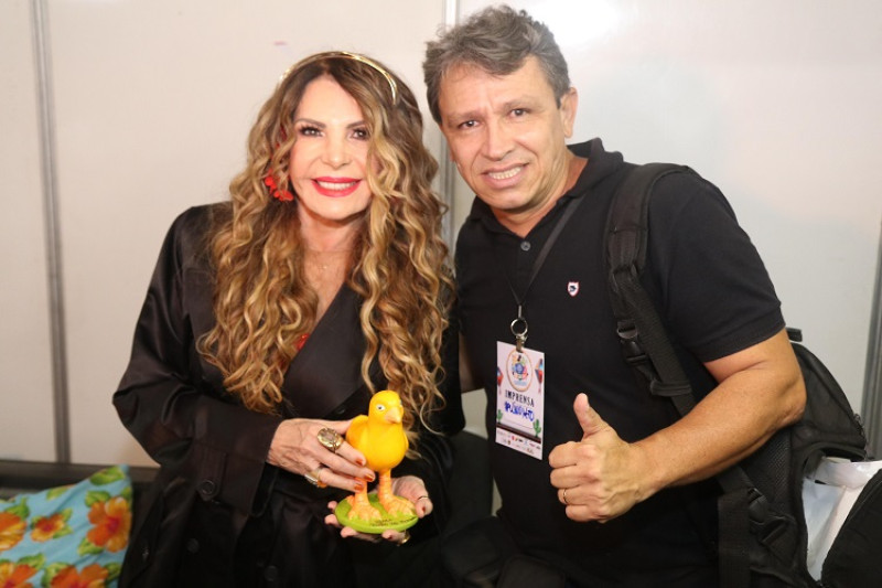 #Show - A cantora Elba Ramalho, assistiu a Missa de domingo (7/7) na Igreja de Fátima e a noite cantou nos Folguedos de Teresina. Um click com o fotógrafo Raulino Neto, de quem recebeu uma miniatura do Bloco Carnavalesco Pinto na Morada. Chics!!! - (Raulino Neto)