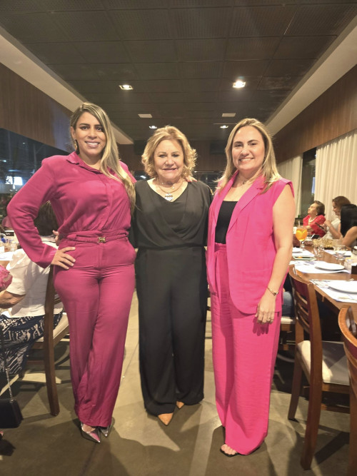 #Clube - Um click das queridas Paula Sampaio, Zelita Melo e Polyana Melo na reunião do Lotus Clube de Teresina realizada em grande estilo em restaurante badalado. Chics!!! - (Luciêne Sampaio)