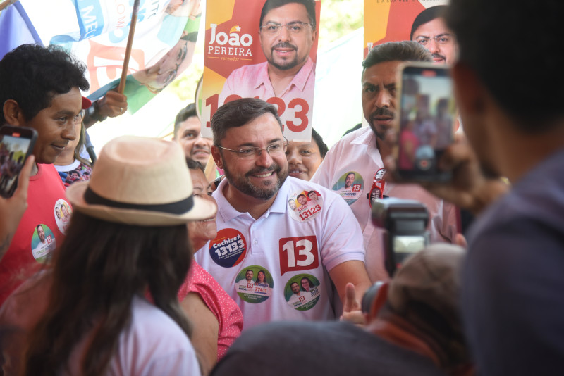 Fábio Novo em caminhada na zona Leste de Teresina - (Assis Fernandes/ODIA)