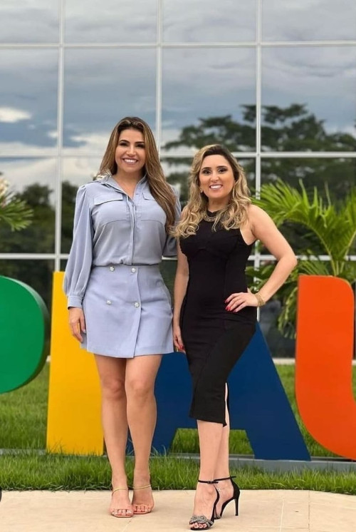 #OutletChic - Um click das queridas Marister Ramos e Roberta Rocha na organização do famoso Outlet Chic. Chics!!! - (Arquivo Pessoal)