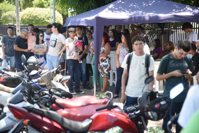 Estudantes aguardando a abertura dos portões  - (Jailson Soares / O Dia )