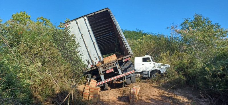 Homem morre após sacar para fora de caminhão em acidente em São João da Fronteira