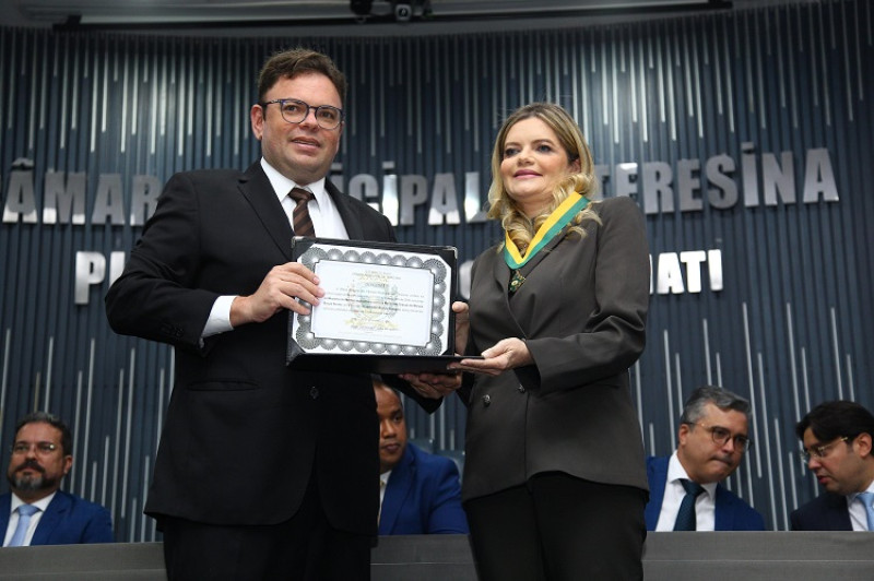 #Medalha - Um click da entrega da Medalha do Mérito Legislativo na noite de 27/11, o vereador Aluísio Sampaio (Progressistas) realizou a entrega do Prêmio Medalha Mérito Legislativo Municipal à Deputada Estadual Gracinha Mão Santa. A premiação é concedida anualmente pelos vereadores às pessoas físicas e/ou jurídicas reconhecidas por seus relevantes serviços à coletividade teresinense. Chics!!! - (Arquivo Pessoal)