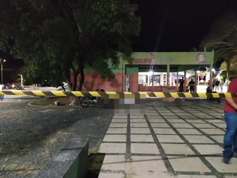 Jovem é assassinado a tiros em praça pública em Pedro II