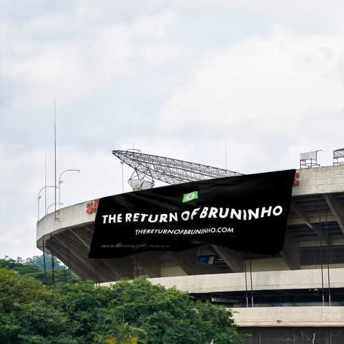  A vinda do artista foi anunciada durante o feriado do Dia do Trabalho, comgrandes cartazes que diziam ‘The Return of Bruninho’ - (Reprodução)