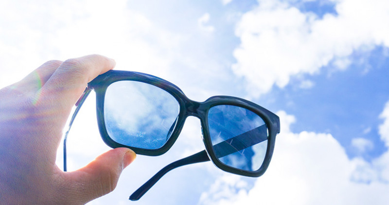 Óculos de sol falsos podem prejudicar a visão - (Reprodução/Hospital dos Olhos)