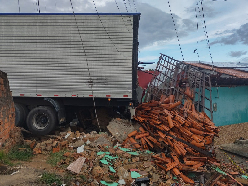 Carreta desgovernada destrói casas na zona Sul de Teresina