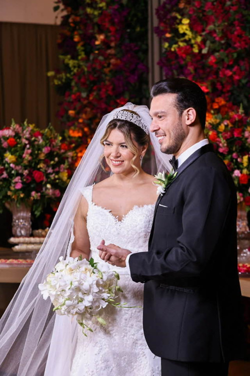 #OSIM - O casamento de Camila Fernanda Oliveira Pinto & Daniel Vinicius de Miranda Leão, no dia 5/4 em Teresina Piauí, a noiva é filha de Eugenio Paccelis Mota Pinto & Maria do Perpétuo Socorro de Oliveira Pinto. O noivo é filho de Valmir Santana Leão & Roselba de Miranda Leão. A Cerimônia religiosa na Catedral Nossa Senhora das Dores em Teresina, após a celebração os noivos receberam os convidados em recepção no Finess Buffet, com a cerimonialista Nayra Cristina, decoração - by Iza Eventos, e o vestido de noiva - by estilista piauiense Valdecy Pereira. Chics!!! - (Felícia Araújo )