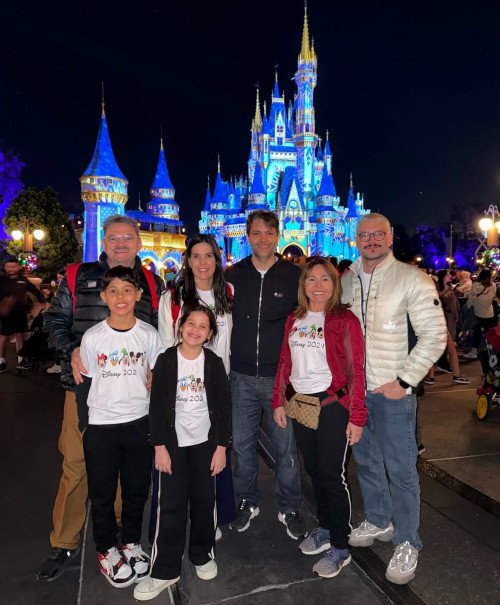 #Family - Um click dos queridos o neurologista Wilson Martins e a conselheira do TCE/PI, Lilian Martins com seus filhos Victor e Raphael Martins e a nora Nathalya Martins e os netos Gabriel e Rafaela curtindo Férias na Disney. Chics!!! - (Arquivo Pessoal)