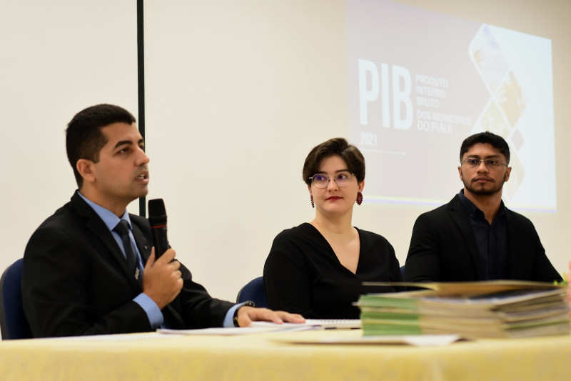 Equipe do IBGE e do Governo do estado durante apresentação dos números - (Jailson Soares/ O DIA)