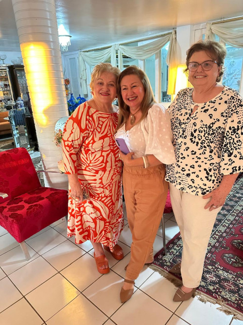 Amigas em tarde de visita e orações para a socialite Maria Hilda Monteiro