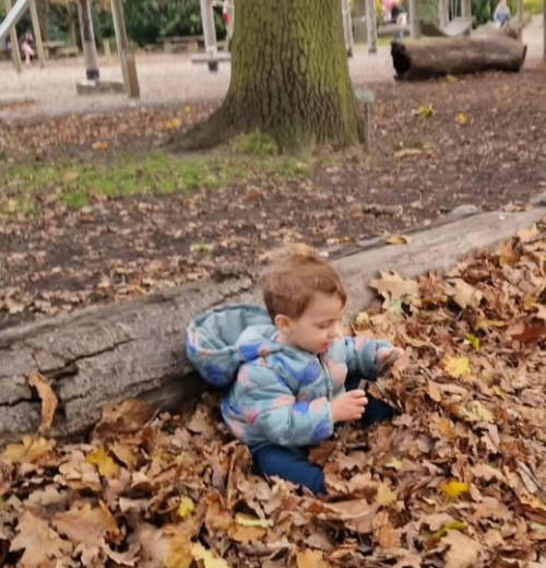 #Internacional - Um click do fofinho Arthur brincando em um Parque em Londres: é filho dos queridos @ricardobrandaocosta & @fernanda.balbuena, que residem na Inglaterra, e é neto dos queridos @nelsonnery.escritor & @laviniabrandaoarquiteta. Chics!!! - (Arquivo Pessoal)