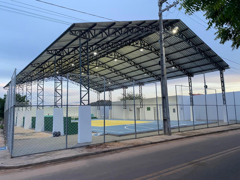 Governo do Piauí entrega quadra poliesportiva em Beneditinos e reforma do estádio em Alto Longá