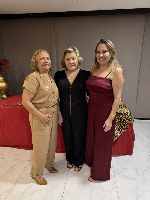 #Páscoa - Um click das queridas anfitriãs da reunião de Páscoa do Lótus Clube de Teresina - @socorrinha.ssantos, @zelitamelo_ e @polyanamelo. Chics!!! - (Luciêne Sampaio)